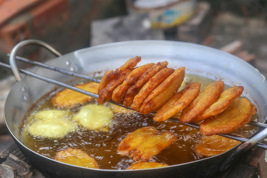Frying bananas