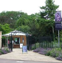 Cambridge-University-Botanic-Gardens  - ReptOn1x - CC-BY-SA - http://en.wikipedia.org/wiki/File:Cambridge_University_Botanic_Garden_entrance,_England_-_DSCF2232.JPG