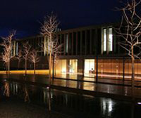 Cambridge-University-Botanic-Gardens  - ReptOn1x - CC-BY-SA - http://en.wikipedia.org/wiki/File:Cambridge_University_Botanic_Garden_entrance,_England_-_DSCF2232.JPG