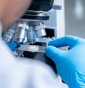 /-/media/images/news/2020/7/researcherlaboratorytestingmicroscopelanding.ashx?h=300&w=290&hash=631B2942F0CF21E079C6F2A5AD83F66D1E480C7B