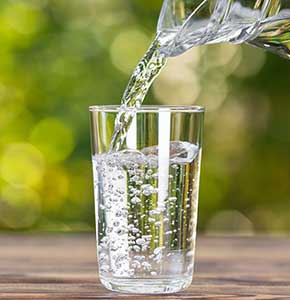 /-/media/images/news/2021/5/glassdrinkingwaterwithjuglanding.ashx?h=300&w=290&hash=F254A04C6B5E40252D01A63B9FBA4470