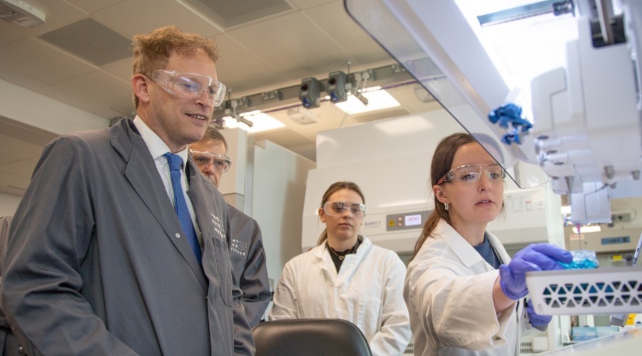 SCI News - 15 November 2022 - image of Grant Shapps visiting laboratory