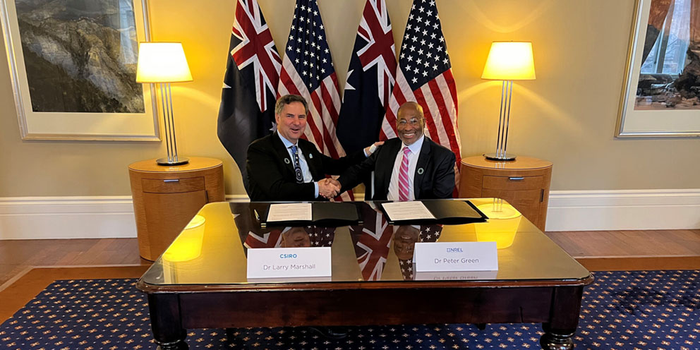 SCI News - 12 July 2022 - image of Larry Marshall CSIRO Chief Executive and Dr Peter Green NREL shaking hands