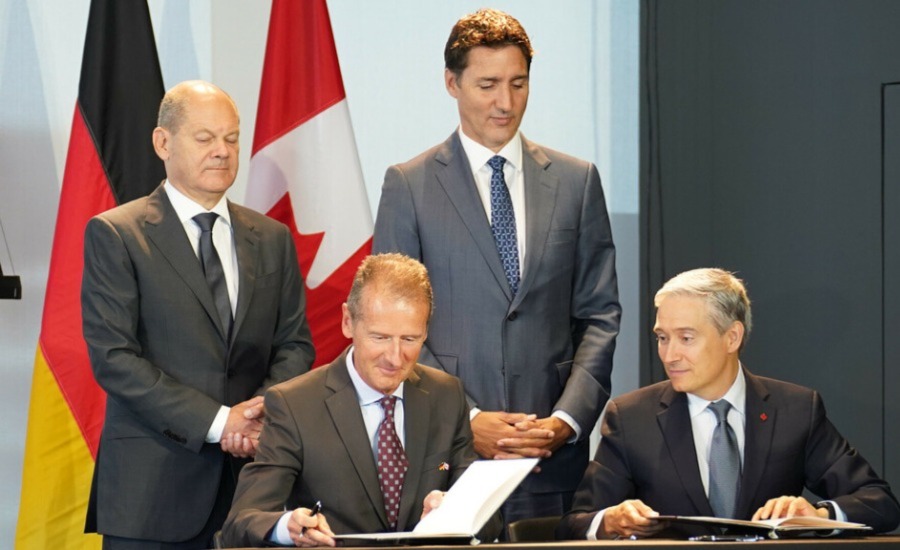 SCI News - 30 August 2022 - image of Canadian and German representatives signing document