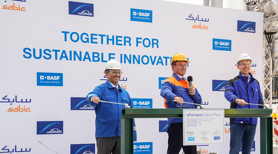 Yousef Al-Benyan, Vice-Chairman and CEO of SABIC, Dr. Martin Brudermüller, Chairman of the Board of Executive Directors of BASF SE and Jürgen Nowicki, Executive Vice President Linde plc and CEO of Linde Engineering on the construction site of the world’s first demonstration plant for large-scale electrically heated steam cracker furnaces in Ludwigshafen.