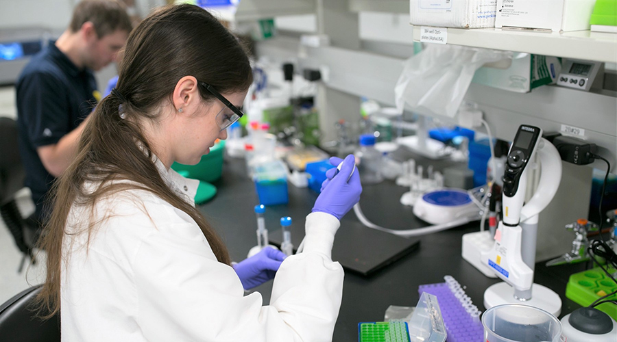 SCIWeek - 30 January 2023 - image of female scientist at lab bench