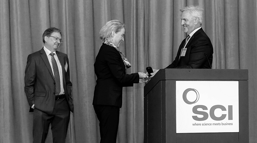 Frances Arnold receives 2023 Perkin Medal