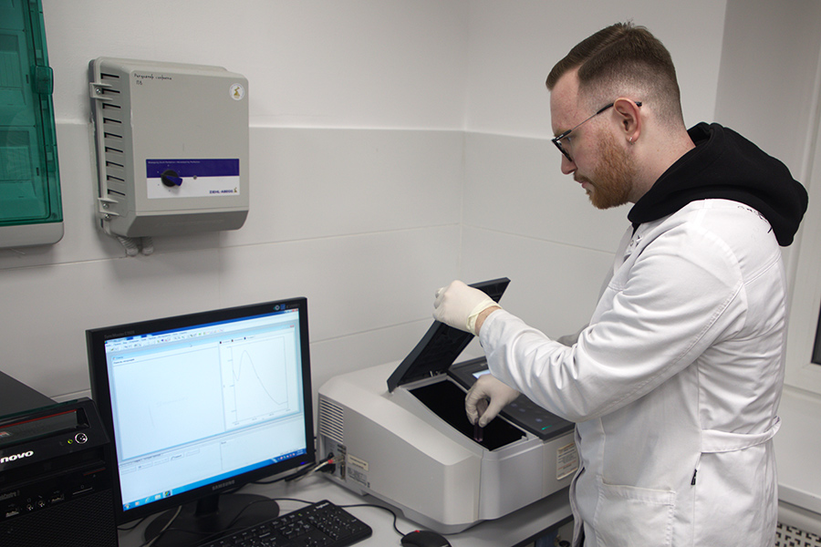 ITMO researcher uses colorimeter to analyse phenolic content 