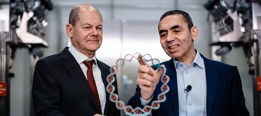 German Chancellor Scholz and Augur Sahin at the Marburg BioNTech facility.