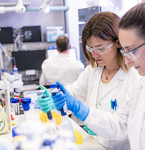 /-/media/images/news/2025/9/scientists-collaborating-and-conducting-vaccine-researchgsk_listing.ashx?h=300&w=290&hash=665E4124F61AF28595B74F7F27D55F46
