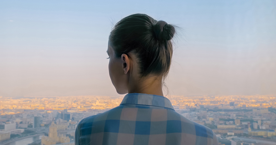 SCIblog - 14 January 2021 - 2021: ‘A year to look forward to.’ - image of a woman from the back, she is looking out over landscape
