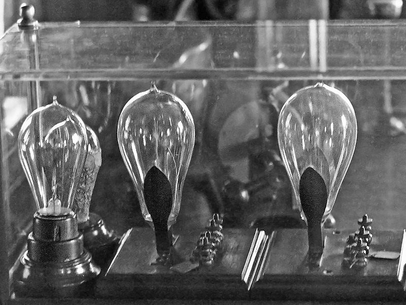 SCIblog - 4 October 2021 - Black History Month: Lewis Howard Latimer - image of light bulbs with carbon filaments